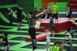 Trampoliny: Świetna zabawa i śmiertelne niebezpieczeństwo