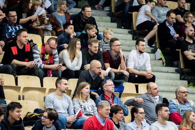 Enea Astoria Bydgoszcz przegrała u siebie z WKK Wrocław 62:76 w kolejnym meczu I ligi koszykówki mężczyzn. Kibice nie zawiedli, starali się pomagać, dopingowali. Zobacz zdjęcia z parkietu i trybun Artego Areny >>>