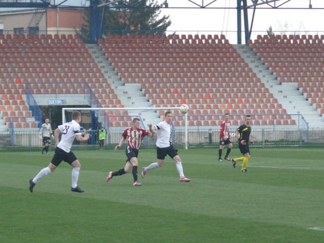 Jakub Kapsa (przy piłce) i jego koledzy z KSZO 1929 Ostrowiec musieli przełknąć gorycz porażki, tym razem z Beskidem Andrychów 0:2.