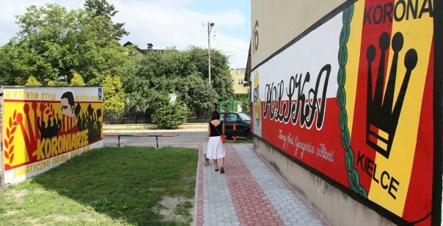 Młodzież ozdobiła ściany garażu i bloku przy ulicy Konarskiego wielkimi graffiti.