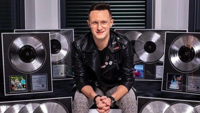 Jakub Urbański, lider i wokalista grupy Playboys, przekazał na licytację Platynową Płytę, którą otrzymała nasza grupa.