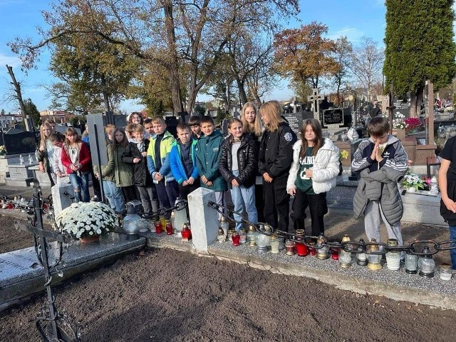 Uczniowie szkoły podstawowej w Białobrzegach na miejscowym cmentarzu upamiętnili znanych mieszkańców miasta, byli też ze zniczami na Grobie Nieznanego Żołnierza.