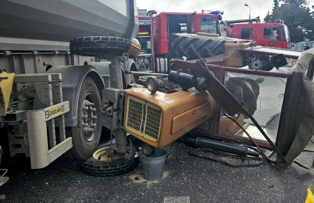 Skutki zderzenia ciężarówki z traktorem w Strzelcach Opolskich.