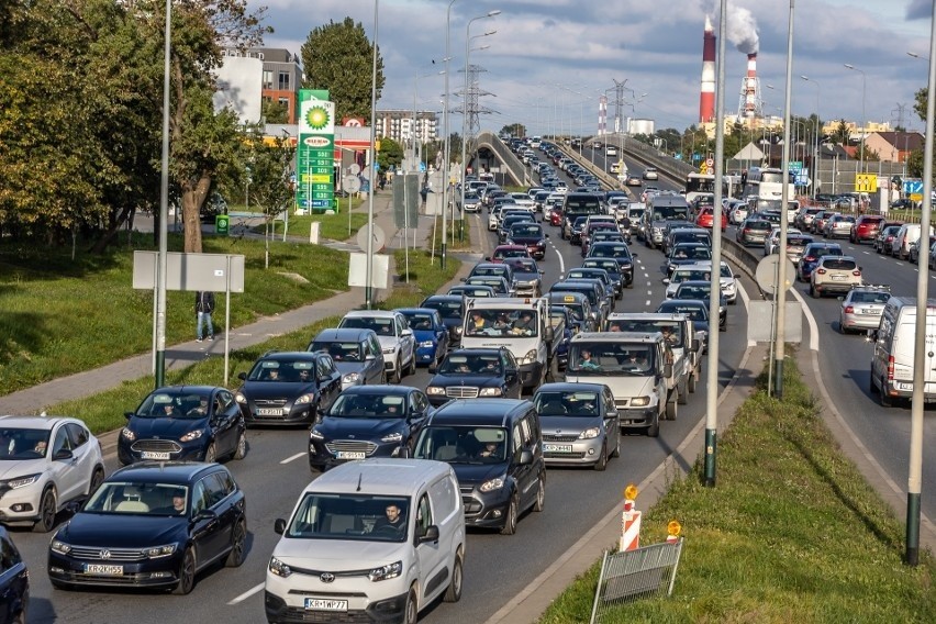 Koniec ze starymi samochodami w miastach. Strefy Czystego Transportu zalewają Europę