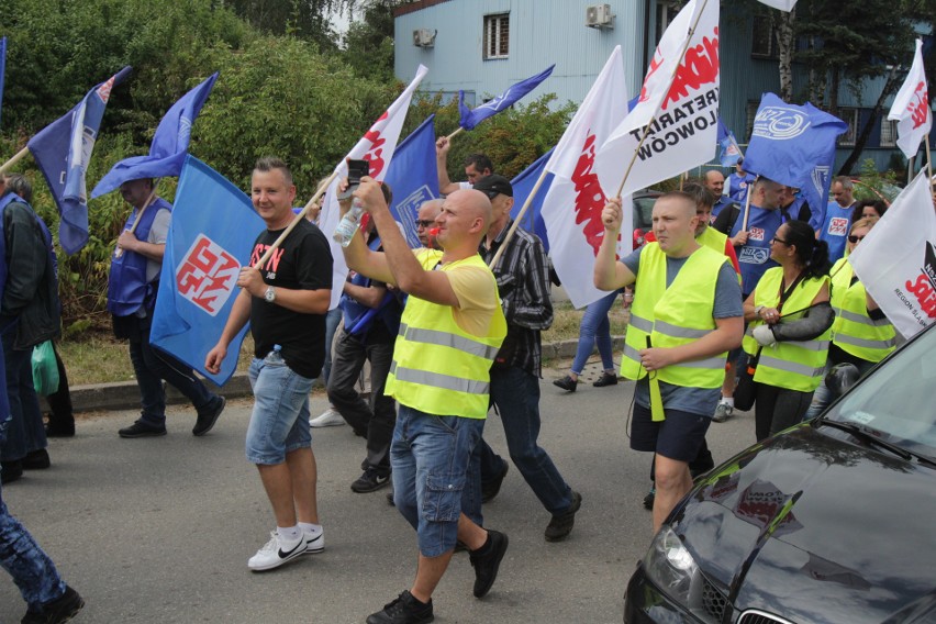 Protesty trwają pod siedzibą spółki ArcelorMittal Poland w...