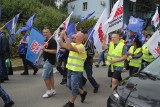 Protest hutników ArcelorMittal pod Hutą Katowice ZDJĘCIA