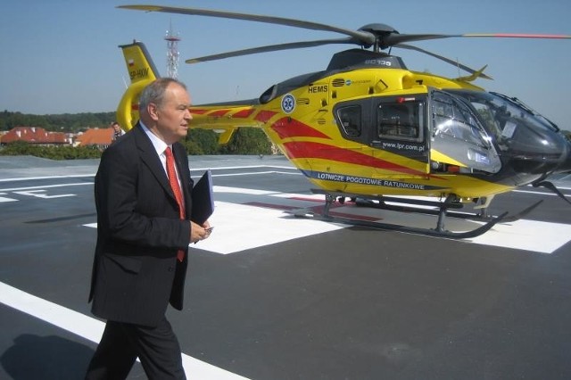 Dyrektor ZOZ w Nysie dr Norbert Krajczy doczekał się pochwały nawet z ust swojego politycznego rywala radnego Janusza Sanockiego. Radny wytknął tylko brak choćby 10 miejsc parkingowych.