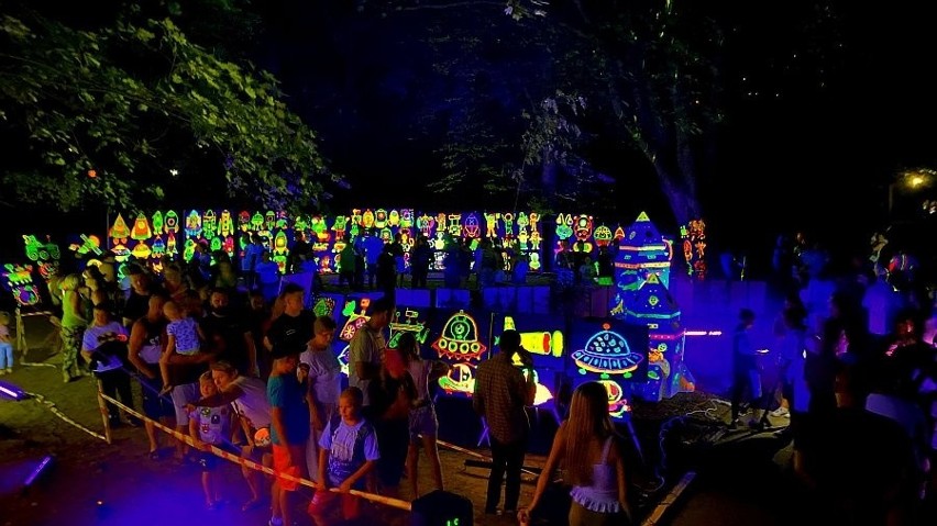 Łasin. Kosmici wylądowali! Miejski park rozświetliły neony i lasery. Zobaczcie zdjęcia!