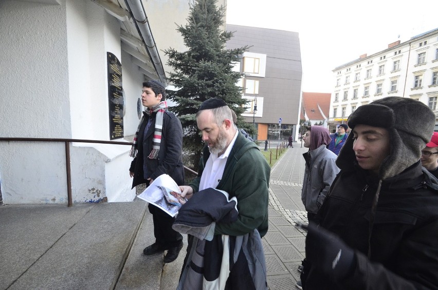 Przyszli rabini przed dawną poznańską synagogą.