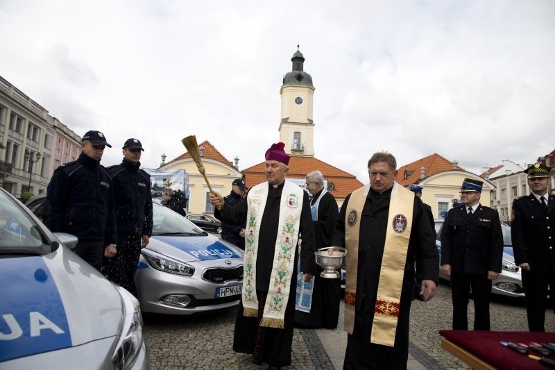 Rynek Kościuszki. Przekazanie nowych radiowozów