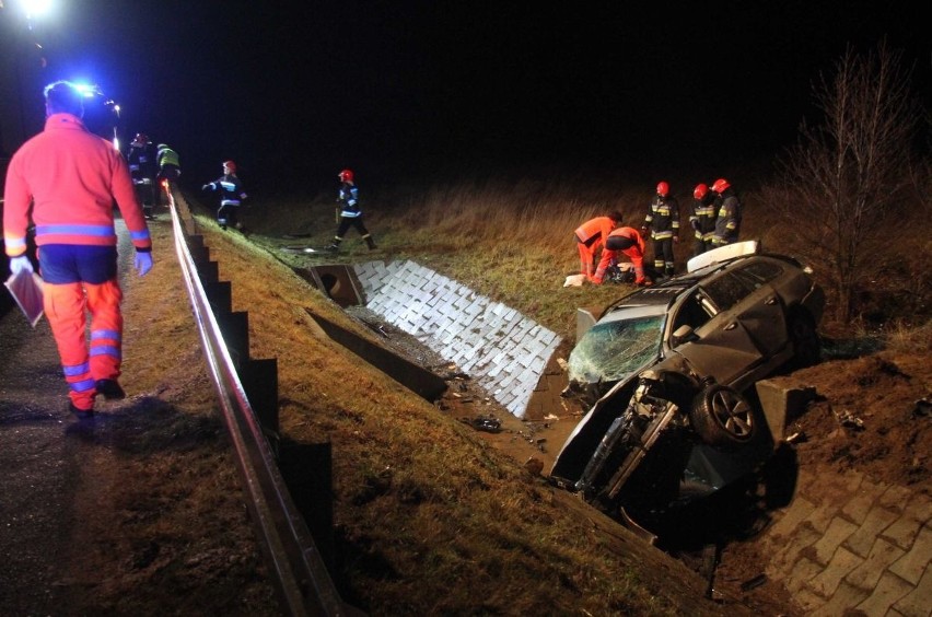 Dramatyczny wypadek na drodze krajowej numer 73 między Dąbrową a Wiśniówką koło Kielc! BMW wypadło z trasy. Kierowca nie żyje!