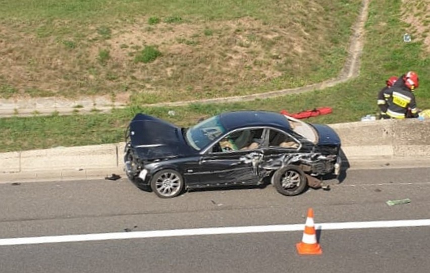 Wypadek na autostradzie A4. Ciężarówka uderzyła w BMW. Wezwano śmigłowiec LPR