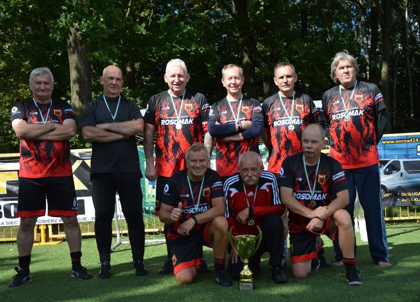 Rosomak Łódź - drużyna złożona z panów w wieku 60+, wygrała walking futbolowy turniej Senior Łódka Cup 2021. Zdjęcia
