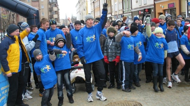 Na starcie marszobiegu "Nie jesteś sam&#8221; stanęło w tym roku 750 uczestników. Każdy z nich przyniósł dary żywnościowe dla najuboższych głogowian.