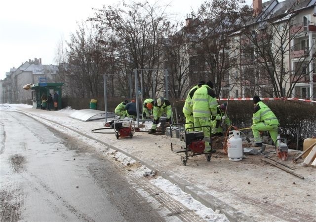 W środę  rozpoczęła się budowa nowych przystanków, bliżej minidworca autobusowego na Ślichowicach.