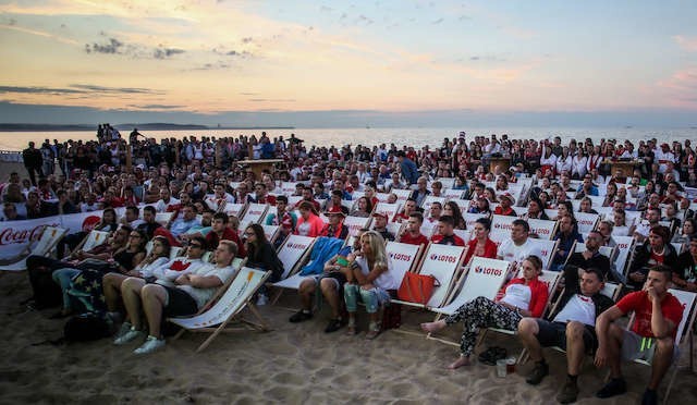 W Gdańsku strefa kibica była usytuowana na plaży. Kibice mogli oglądać mecze przy zachodzie słońca.