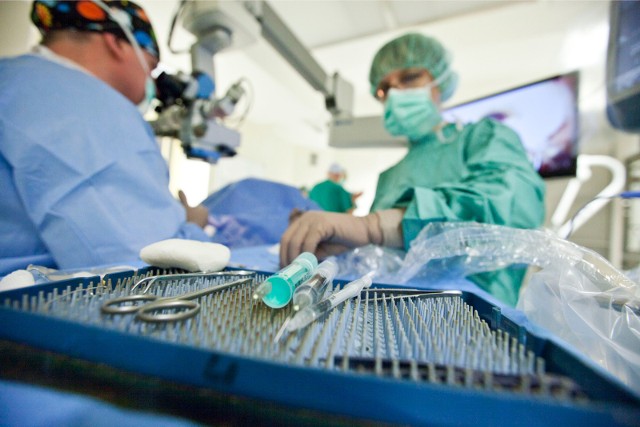 W kilku podkarpackich szpitalach operację usunięcia zaćmy wykonuje się od ręki.