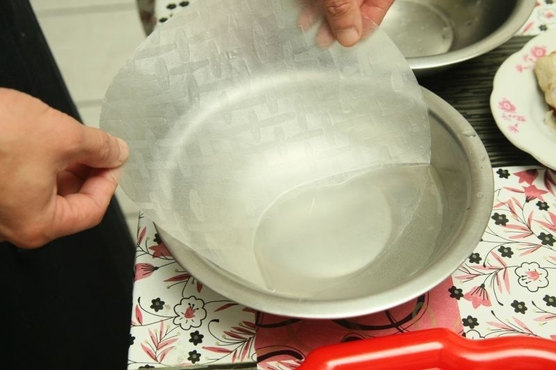 3.	Do miski nalewamy ciepłej wody i namaczamy w niej papier...