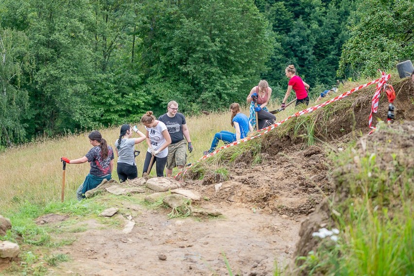 Maszkowice. Archeolodzy powrócili na Górę Zyndrama. Odkopują fragmenty tajemniczej warowni [ZDJĘCIA]