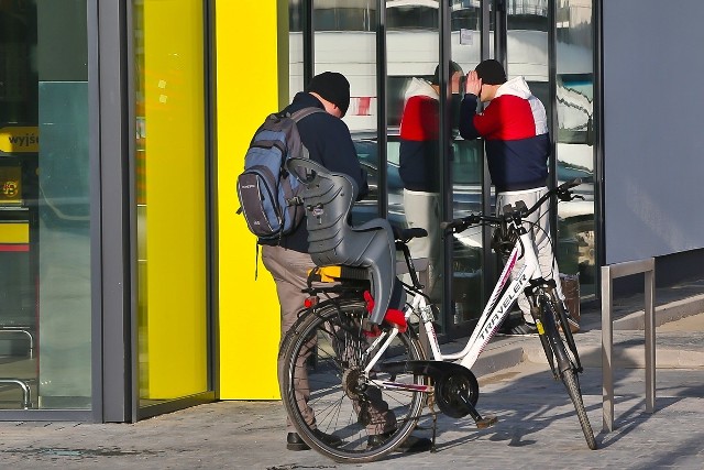 Pierwsi klienci, którzy pojawili się rano na otwarcie nowej Biedronki, zastali zamknięte drzwi marketu