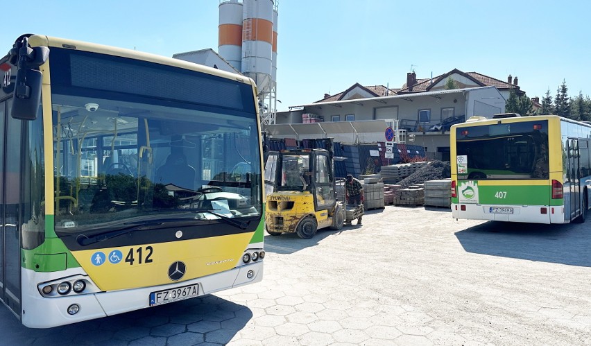 Trzy autobusy zaparkowały przez zakładem betoniarskim w...