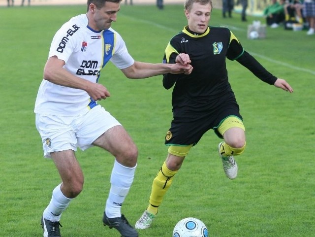 Marcin Radzimowski Paweł Bażant (z prawej) był w meczu ze Stalą Sanok najlepszym piłkarzem tarnobrzeskiej drużyny. Nie wszyscy koledzy z drużyny poszli jednak w jego ślady.