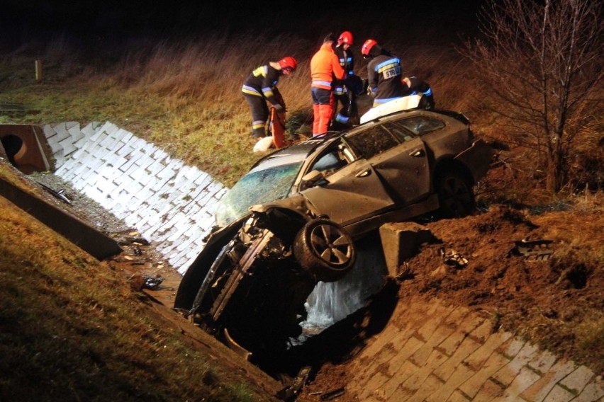 Dramatyczny wypadek na drodze krajowej numer 73 między Dąbrową a Wiśniówką koło Kielc! BMW wypadło z trasy. Kierowca nie żyje!