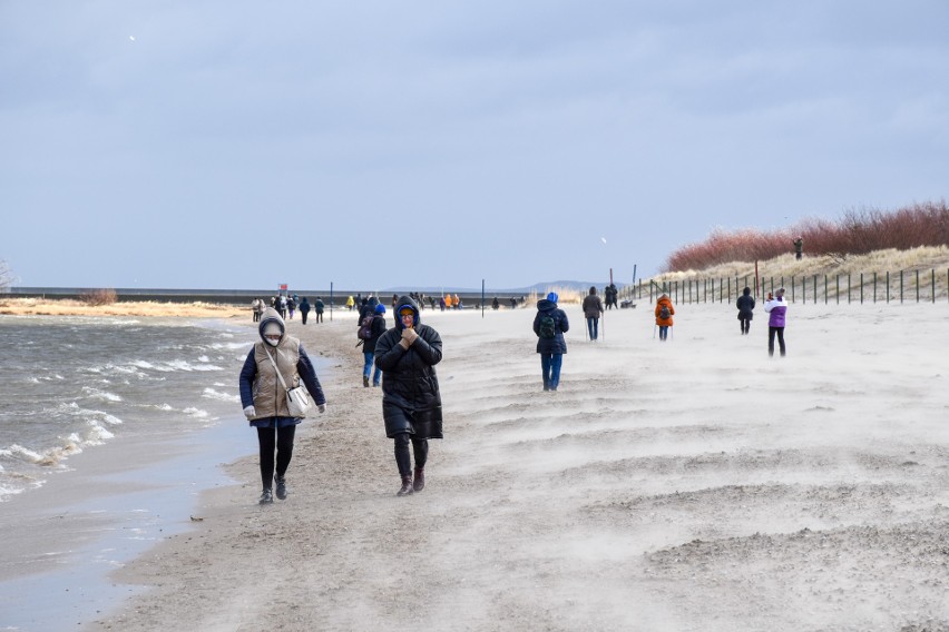 Na świnoujskiej plaży od samego rana pełno było kuracjuszy,...