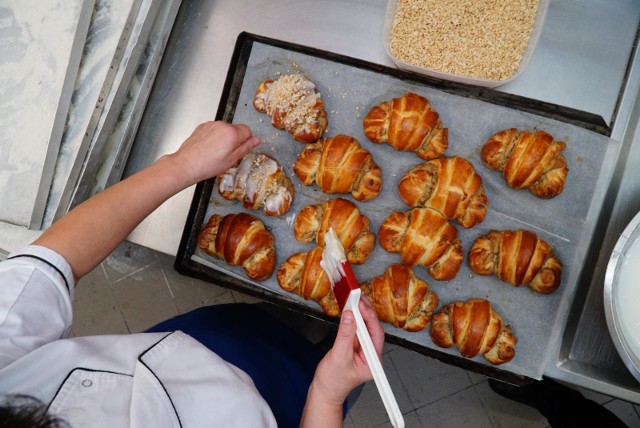 O rogalu świętomarcińskim i zmianach w cukierni rozmawialiśmy z jej obecnym szefem - Grzegorzem Dziamskim oraz jego mentorem i poprzednikiem Witoldem Stebnerem.