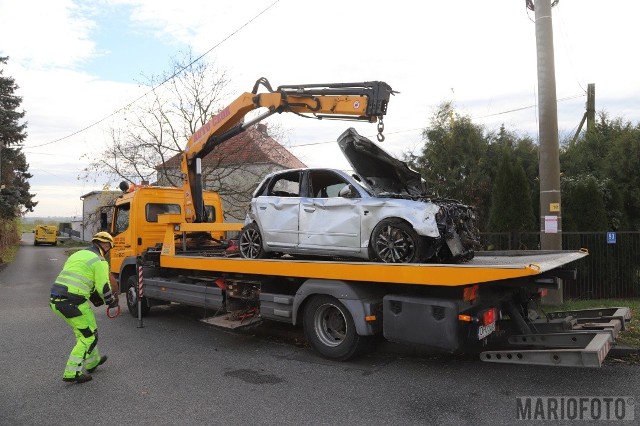 Wypadek w Opolu. Kierowca stracił panowanie nad pojazdem. Samochód dachował i wylądował  na posesji przy ul. Krapkowickiej