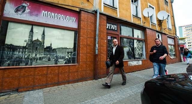 Lokal u zbiegu Gdańskiej i Śniadeckich opustoszał - był za duży i za drogi. Teraz ADM chce go wyremontować i podzielić na dwa mniejsze