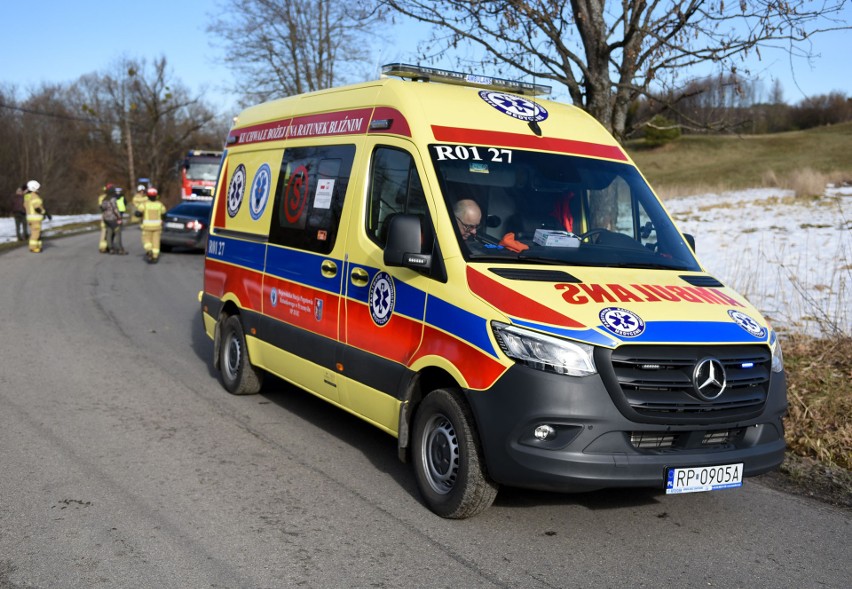 Wypadek w Woli Korzenieckiej. Dwie osoby poszkodowane.