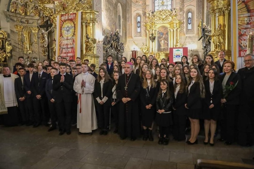 Biskup sandomierski Krzysztof Nitkiewicz udzielił sakramentu bierzmowania młodzieży z parafii świętego Marcina w Opatowie. Zobacz zdjęcia