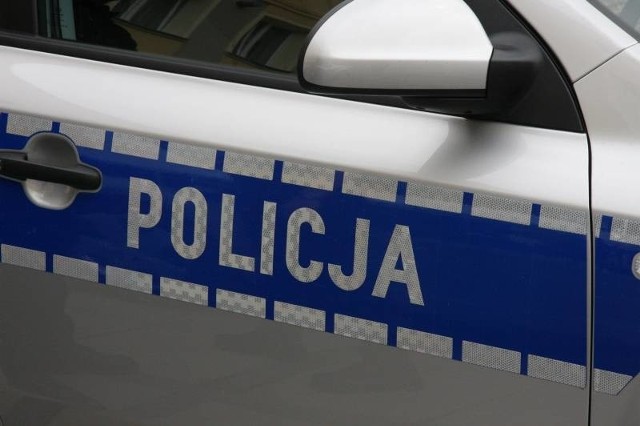 Policja szuka właściciela auta, które wpadło do kanału w Dychowie