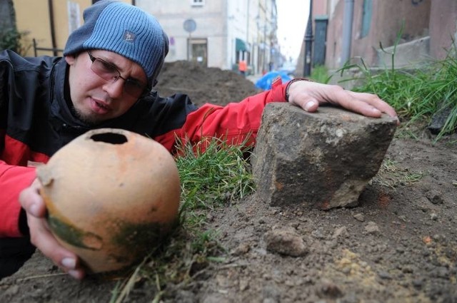 - To znaczna część średniowiecznego dzbana - archeolog Oktawian Wróblewski opisuje najświeższe znalezisko. - Nie służył do gotowania, ale do przechowywania pokarmu.