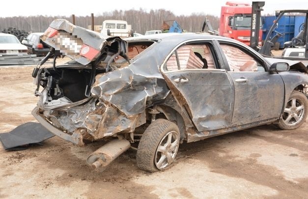 Kierowca hondy accord zjechał do rowu i kilkakrotnie dachował.