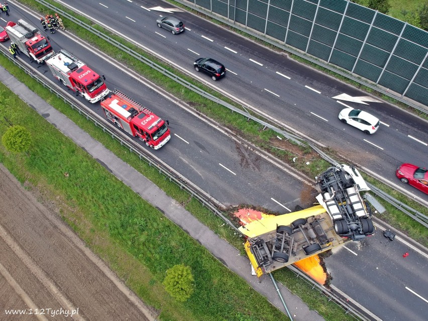 Wypadek na DK1 w Tychach: Dachował TIR