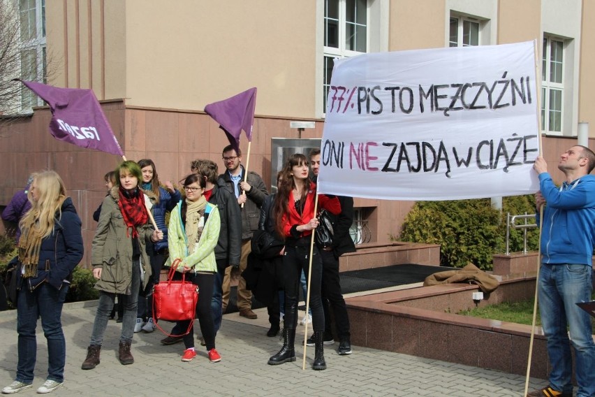 Białystok. Demonstracja partii Razem przeciwko zaostrzeniu prawa aborcyjnego (zdjęcia, wideo)