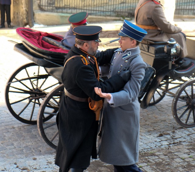 W sobotę rano ruszyły zdjęcia do serialu TVP "Młody Piłsudski". Przemyśl gra w tej produkcji Wilno, a sam Piłsudski jest w wieku gimnazjalisty."Młody Piłsudski" to serial sensacyjno-przygodowy o wczesnych latach Józefa Piłsudskiego. Akcja dzieje się na przełomie XIX i XX wieku w środowisku polskich i rosyjskich konspiratorów. Wydarzenia inspirowane prawdziwymi faktami z młodości przyszłego Marszałka Polski oraz premierów i ministrów, opowiadają sensacyjną walkę o polską niepodległość. W Przemyślu zdjęcia kręcone będą w sobotę, niedzielę i poniedziałek. Ekipę filmową można spotkać m.in. na ul. Asnyka, Basztowej, Bibliotecznej i na dworcu PKP. Ciekawostką jest fakt, że Przemyśl gra Wilno w czasie zimy. Zobacz także: W Przemyślu kręcono film "Ułaskawienie" w reż. Jana Jakuba Kolskiego