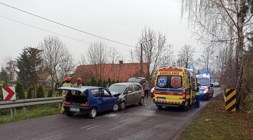 Groźny wypadek na Pomorzu! Po czołówce dwóch samochodów w Złotowie sześć osób trafiło do szpitala