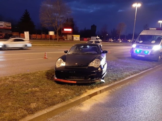 Ponad 2,5 promila alkoholu miał w organizmie 41-latek, który jechał porsche al. Włókniarzy w Łodzi. Mężczyzna nie zatrzymał się do policyjnej kontroli, a na dodatek zaczął uciekać przed policją. W trakcie ucieczki przed patrolem drogówki rozbił auto. Okazało się, że trzy tygodnie temu, 26 lutego był uczestnikiem podobnego zdarzenia.WIĘCEJ ZDJĘĆ I INFORMACJI NA KOLEJNYCH SLAJDACH