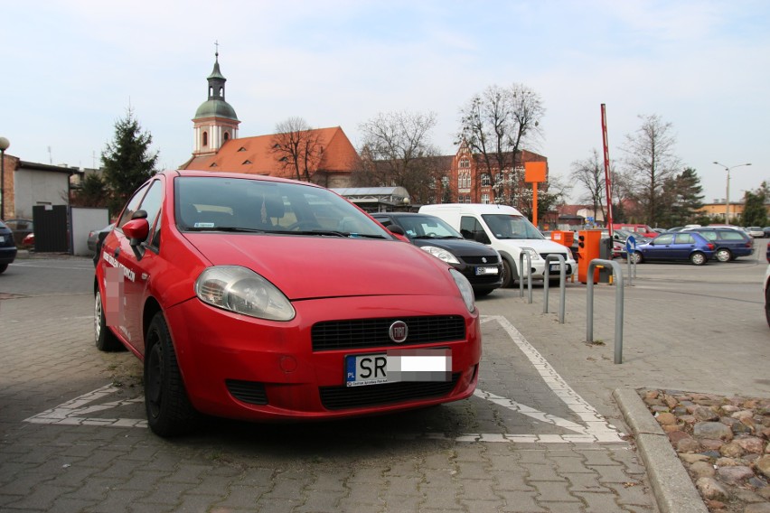 Elka od 2 lat stoi na kopercie przy Brudnioka w Rybniku....