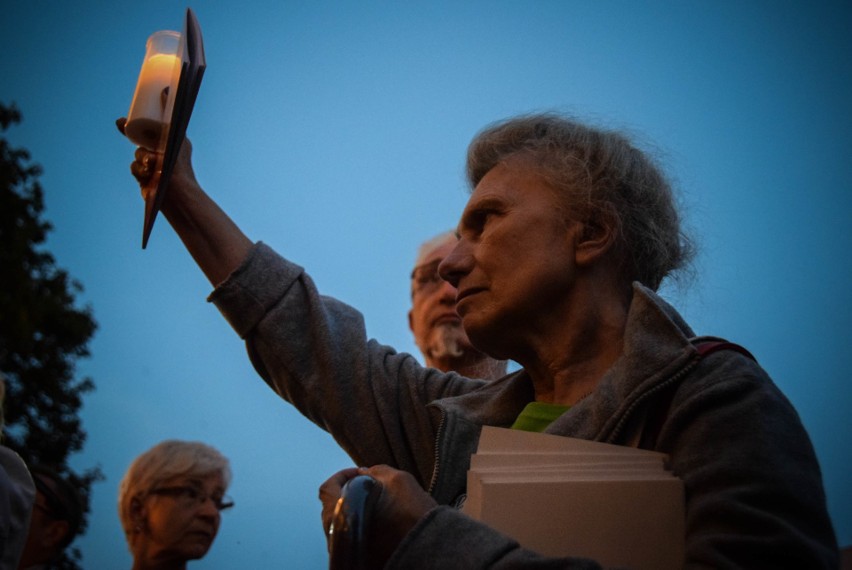 Protest przed Sądem Okręgowym w Lublinie. Setki zniczy, flagi i hymn (ZDJĘCIA, WIDEO)