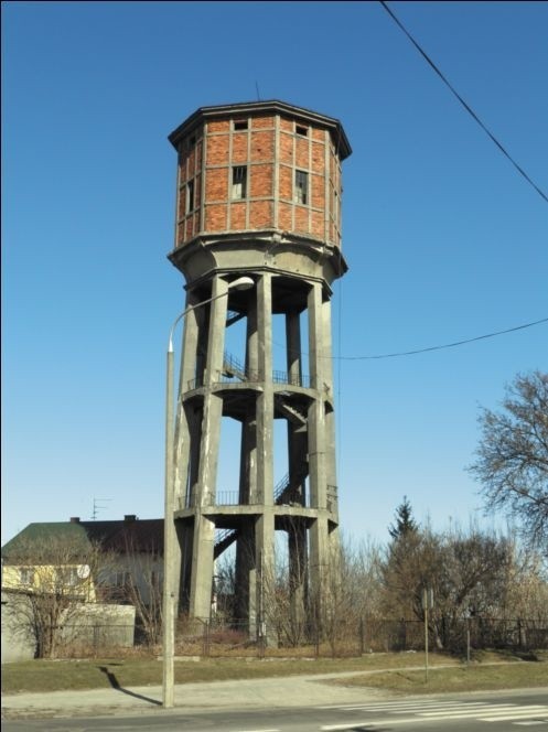 Łomżyńska wieża ciśnień nie jest zabytkiem, ale na stałe wpisała się w panoramę miasta.