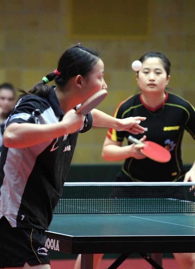 W pojedynku Chinek Li Liu z Gorzovii Medbud (na pierwszym planie) pokonała bez starty seta Ying Yu