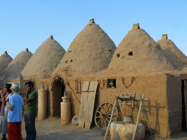 Gliniane domy w Harran mają po kilkaset lat. Kształtem przypominają ule.