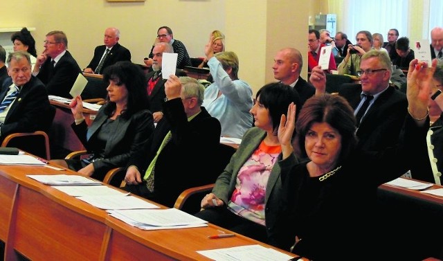 Koalicyjni radni zgodnie jedenastoma głosami przegłosowywali wszystkie propozycje uchwał, w tym obniżające ceny za odbiór odpadów stałych, czyli śmieci.