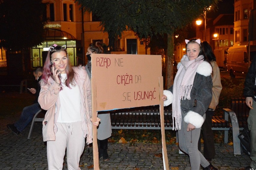 Protest kobiet w Bytowie. Utarczki słowne i "wizyta" pod domem radnego PiS (zdjęcia, wideo)