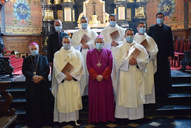 Diecezja sandomierska ma pięciu nowych kapłanów. Uroczyste święcenia w katedrze z udziałem rodzin [DUŻO ZDJĘĆ]