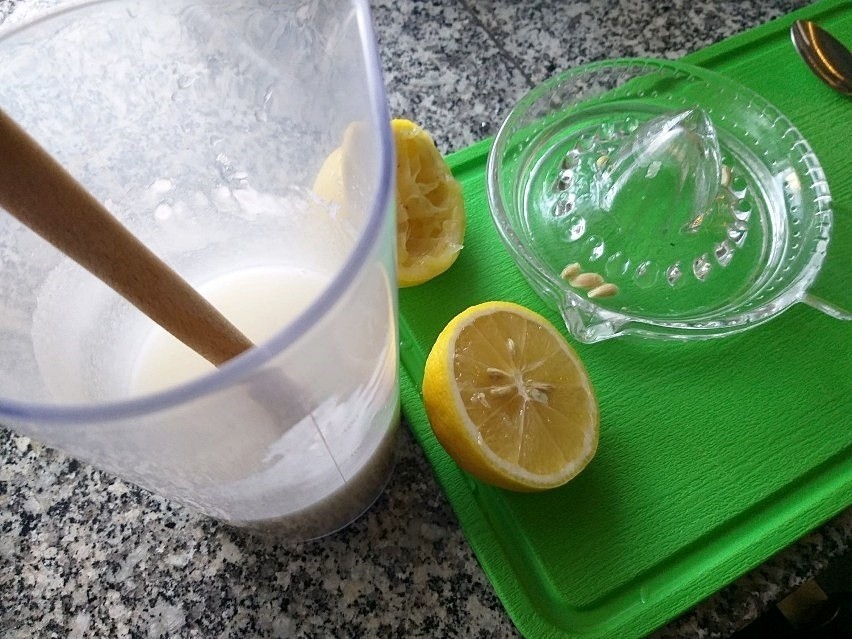 Przygotuj lukier: utrzyj cukier puder z sokiem z cytryny